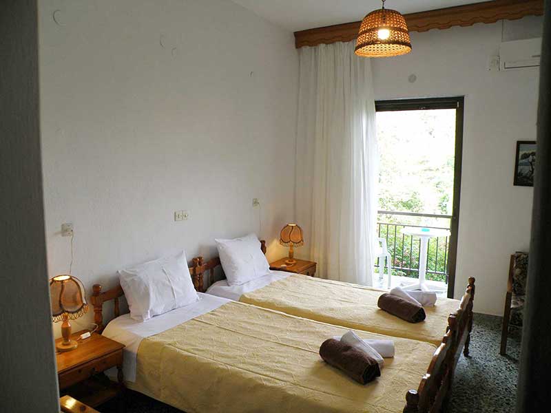 Δίκλινο δωμάτιο με μονά κρεβάτια