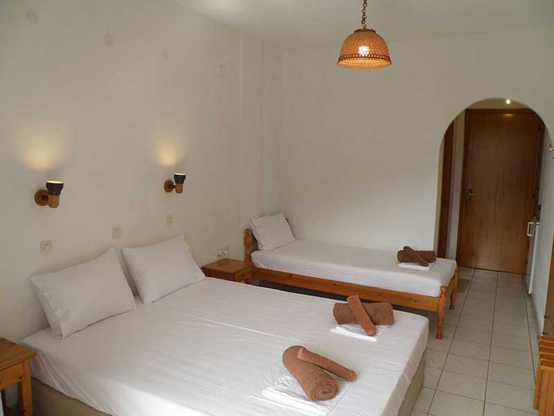 Standard triple studio 5 - Δωμάτιο με διπλό κρεβάτι και ένα μονό