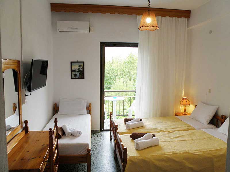 Τρίκλινο δωμάτιο 2 - Δωμάτιο με μονά κρεβάτια