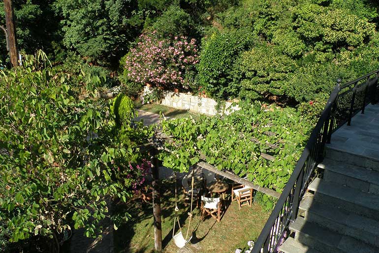 Ο κήπος του Villa Dimitra στη Θάσο