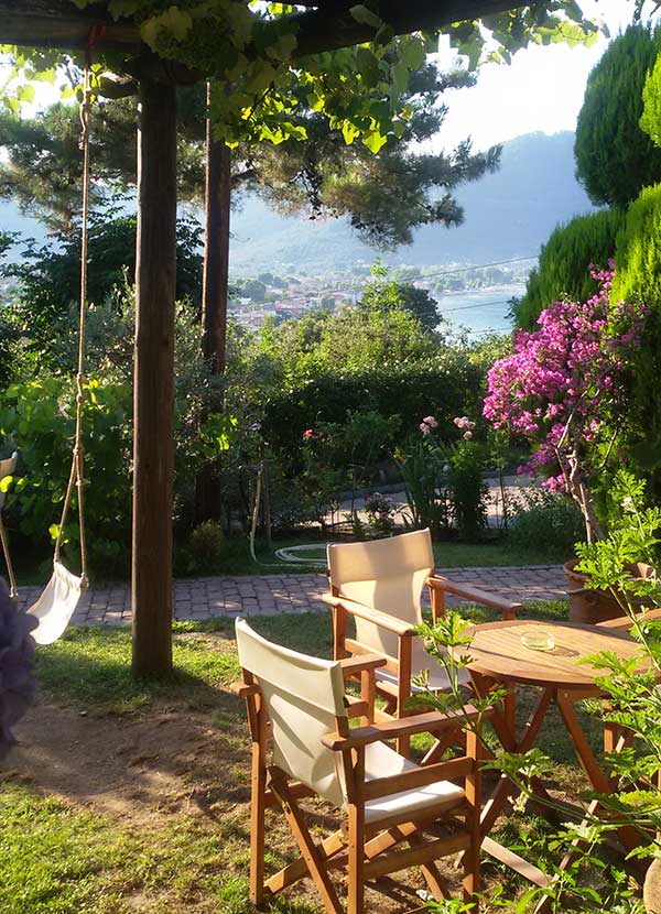 Καθιστικό στον κήπο του Villa Dimitra